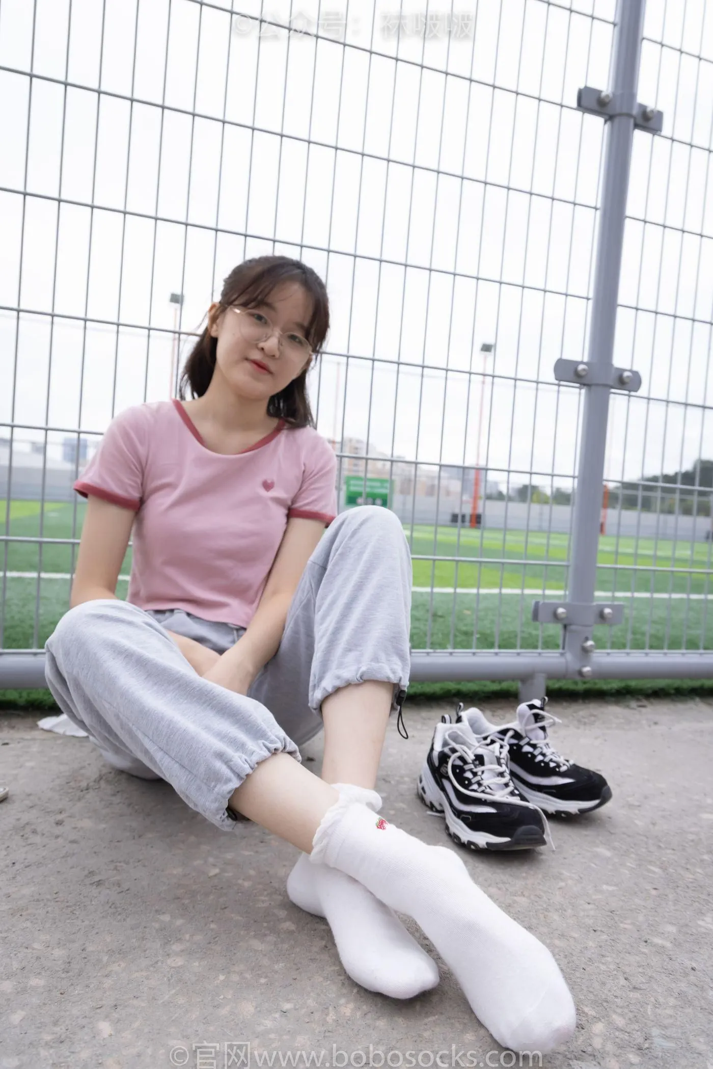 [BoBoSocks袜啵啵]NO.016 熊熊-斯凯奇运动鞋、棉袜（踩脏）、裸足 [147P]插图1
